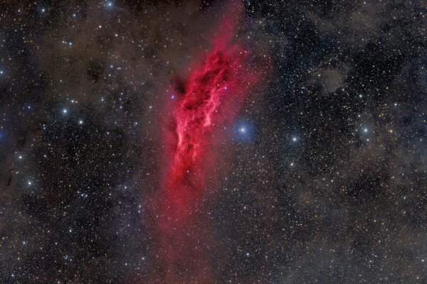 Nebulosa vermelha no céu estrelado