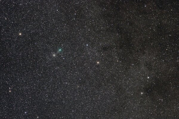 Ciel noir parsemé d étoiles