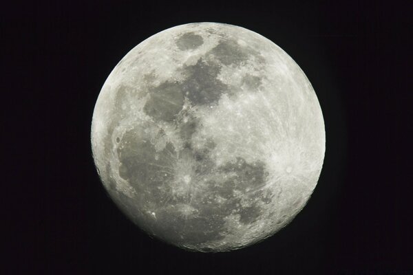 Luna sobre fondo negro