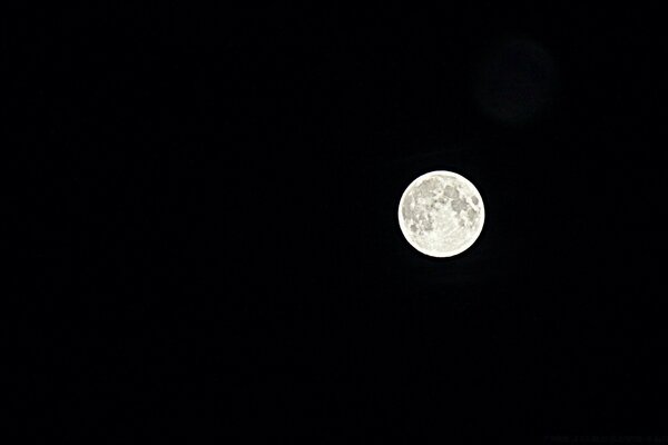 La otra cara de la Luna durante un Eclipse solar