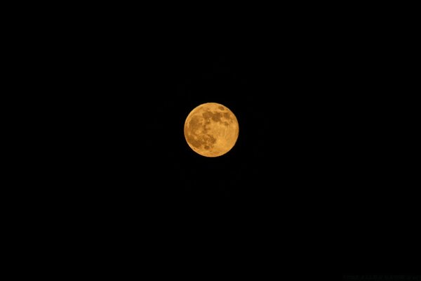 Mond auf dunklem Hintergrund. Finsternis