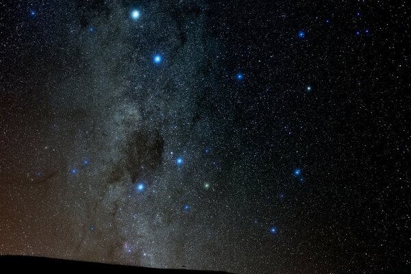 Blaue, helle Rennen am schwarzen Himmel