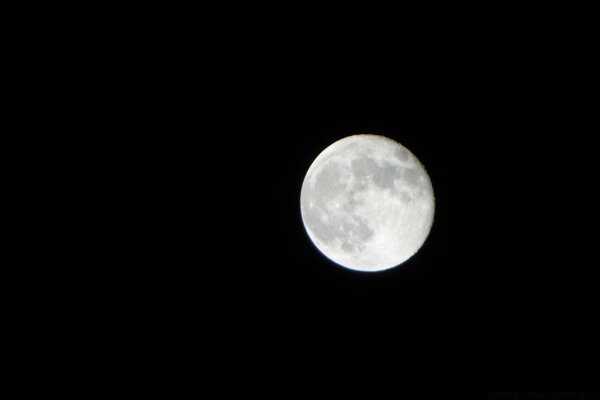 Planeta Luna en el cielo negro