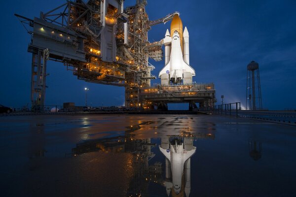 Vorbereitung auf den Start einer Rakete in den Himmel