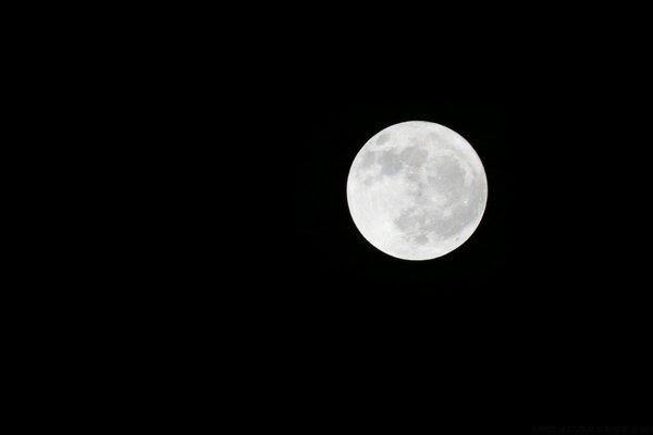 Weißer und großer Mond auf schwarzem Hintergrund