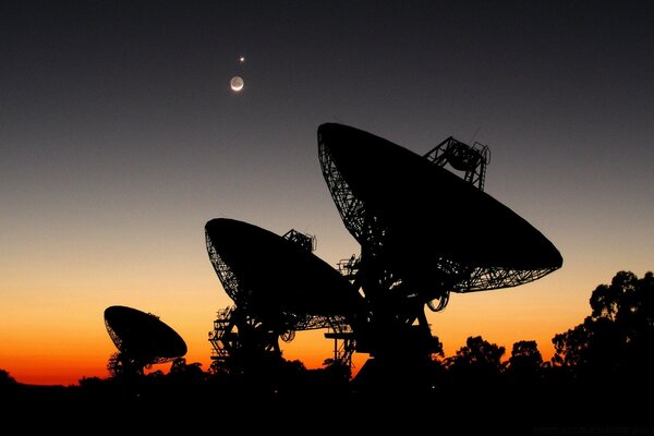 Antenas parabólicas dirigidas al espacio