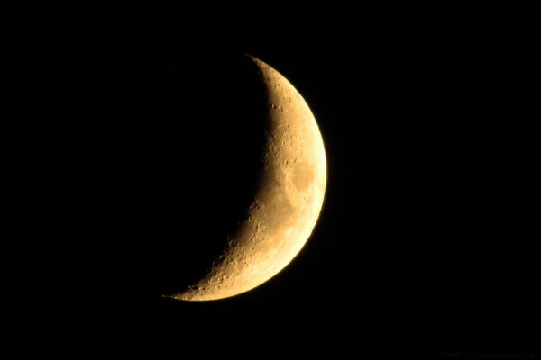 Croissant lumineux sur fond noir