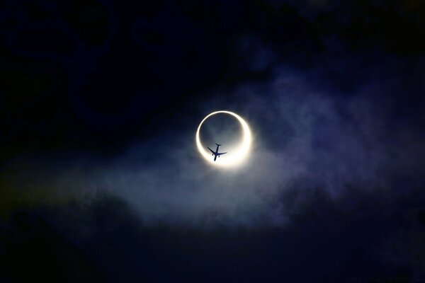 Avion sur fond d éclipse solaire