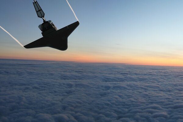 Fliegen eines Flugzeugs über den Wolken im Sonnenuntergang