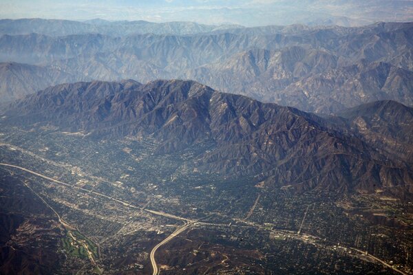 Vue imprenable sur les montagnes basses