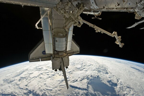 Blick auf die Erde von einem Satelliten mit Wolken