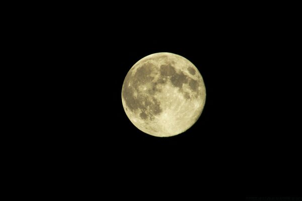 Schwarzer sternloser Himmel und Mond