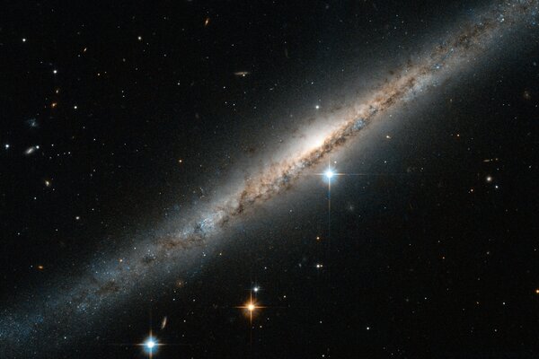 Галактика та окремі світяться зірки в космосі