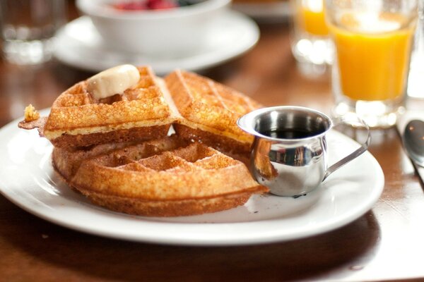 Ein stimmungsvolles Frühstück mit Kaffee und holländischen Waffeln