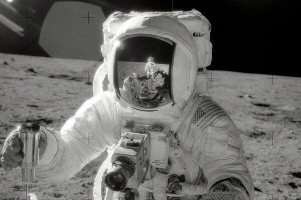 صورة بالأبيض والأسود لرائد فضاء على سطح القمر