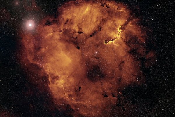 Помаранчеве скупчення зірок на тлі темного космосу