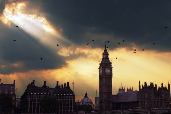 Big Ben w promieniach słońca przez chmury