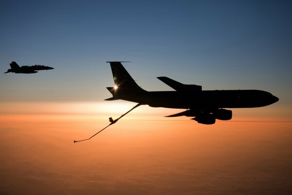 Ein Flugzeug im Sonnenuntergang fliegen