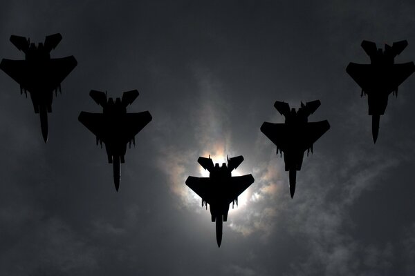 Aviones vuelan haciendo figuras