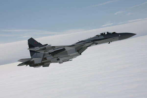 Avion militaire dans le ciel. Aviation militaire