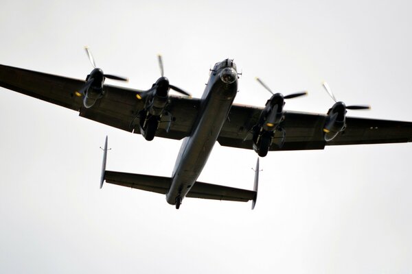 Avión con cuatro motores de hélice