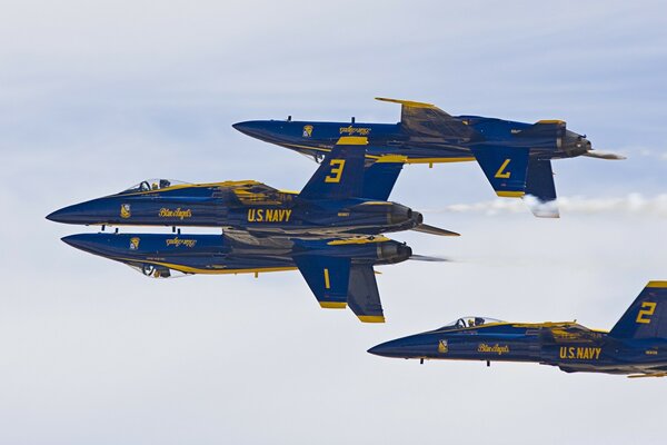 Quatre avions militaires volent dans le ciel