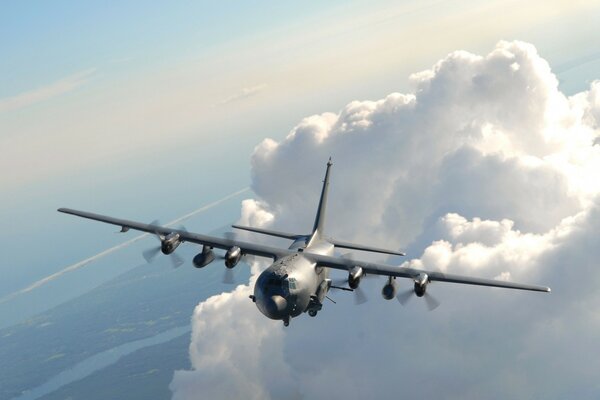 Avión de combate volando en las nubes