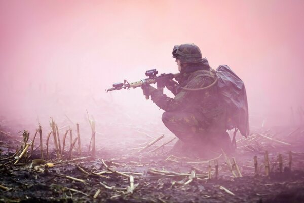 Человек в автоматом на военных действиях