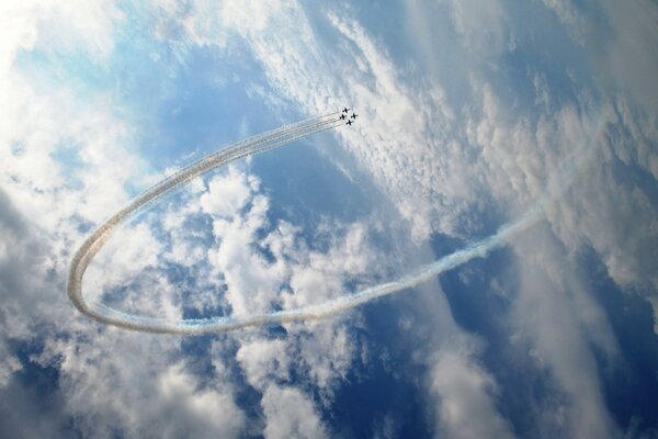 Un aereo nel cielo vola alto