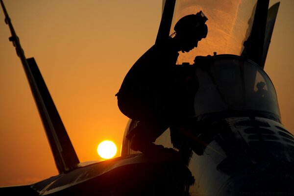 Militar al atardecer del día