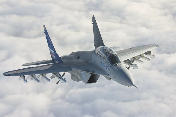 Avion vole dans le ciel dans les nuages