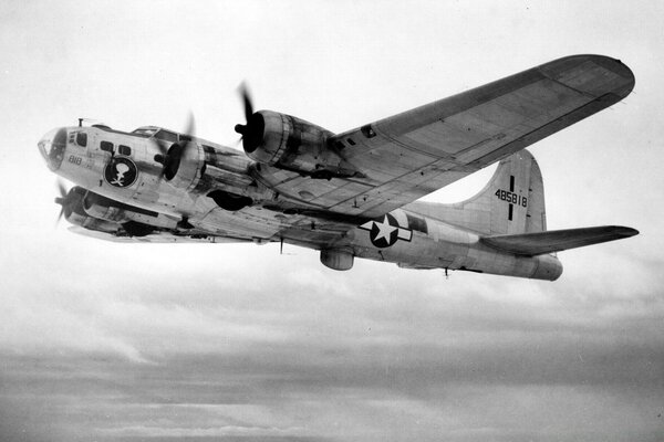 Aviation céleste, hélicoptère vole dans le ciel