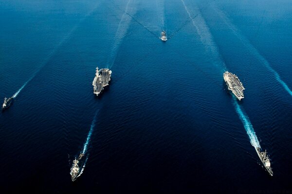 Navires de guerre dans l eau calme