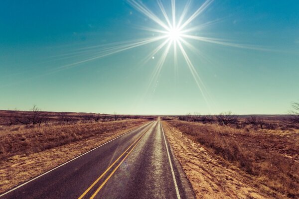 Blauer Himmel Blendung der Sonne Straße