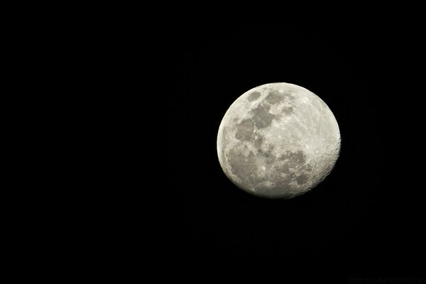 Pleine lune brillante dans le ciel nocturne