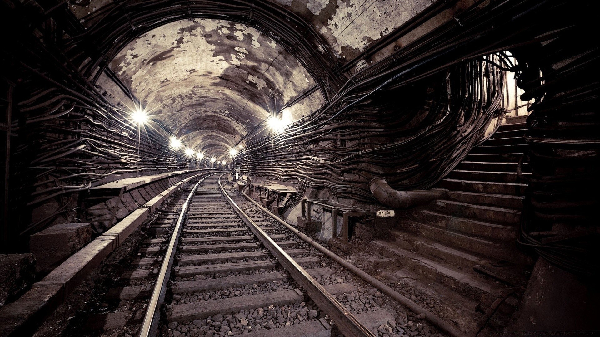 jahrgang zug schiene stau tunnel transportsystem licht perspektive motor spur dunkel reisen station guide verlassene linie drinnen stahl