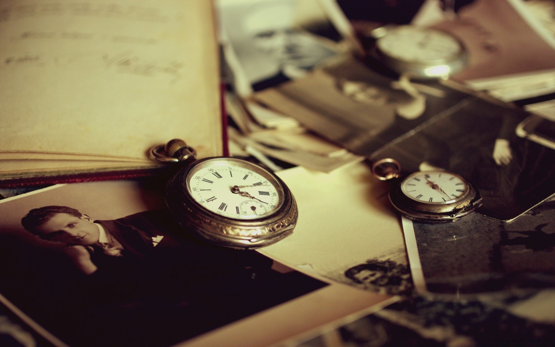 vintage horloge temps antique vieux montre papier analogique outil rétro nature morte entreprise précision à l intérieur nostalgie nombre livre table boussole