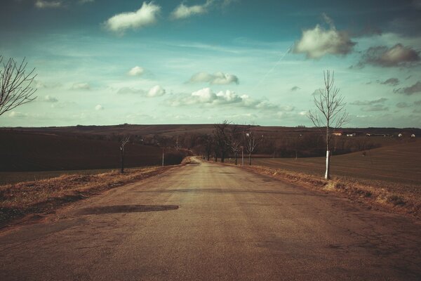 Belle route de paysage dans la soirée