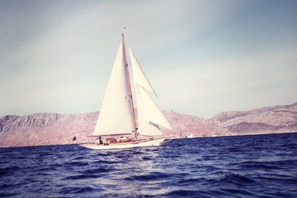 Segelboot im Meer vor dem Hintergrund der Hügel