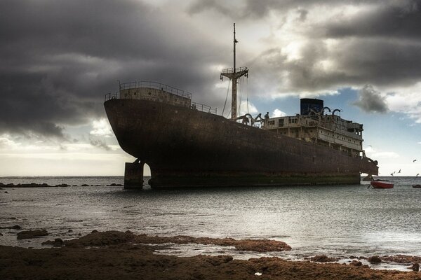 Barco en el mar. Vintage. Agua