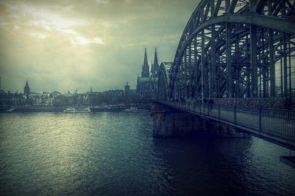 Brücke über dem Fluss. Jahrgang