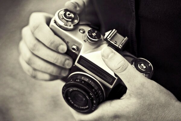 Vintage fotocamera in mano