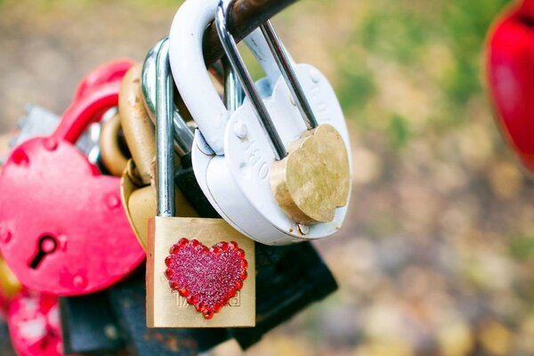 Kalp şeklindeki kilitlerin romantik fotoğrafı