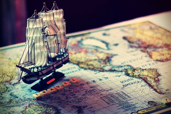Фигурка корабля на карте мира