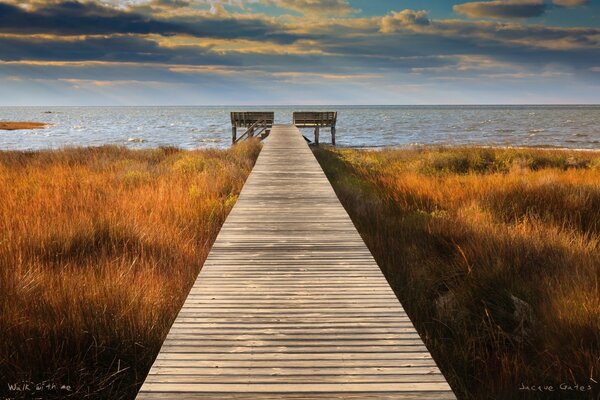 Die Straße führt zum Pier am Meer