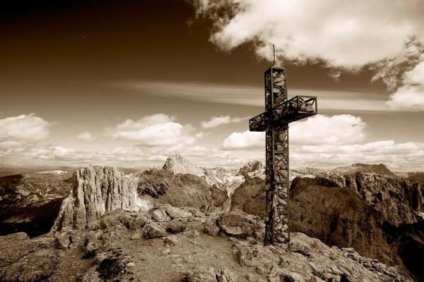 Cruz contra el cielo y las montañas