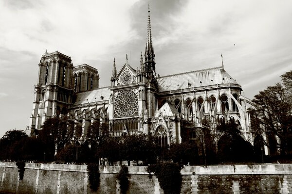 Pintura de la catedral en blanco y negro