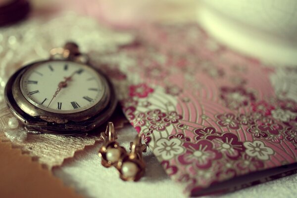 Reloj de bolsillo Vintage con cadena de metal amarillo