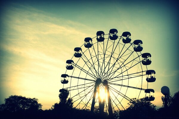 Lumière du soleil à travers la grande roue