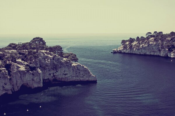 El mar en la foto en estilo Vintage es hermoso